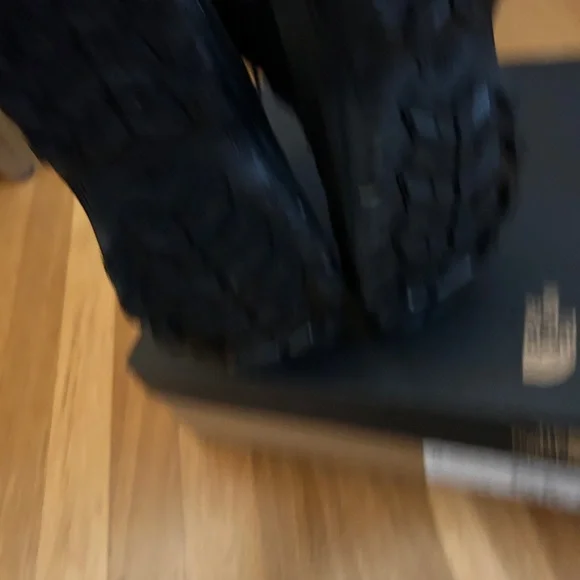 NIB The North Face Alpenglow V Waterproof Boots Size 4 Big Kids - Picture 3 of 4